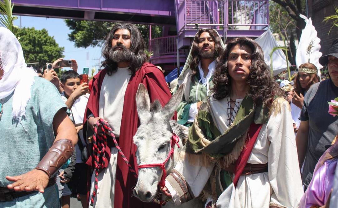 Fe y tradición se unen en Iztapalapa; miles participan en el Domingo de Ramos. Foto: Darío Luna/ EL UNIVERSAL