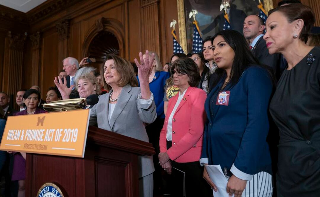 La presidenta de la Cámara de Representantes de Estados Unidos, Nancy Pelosi presenta la iniciativa de tres demócratas (Foto: AP)