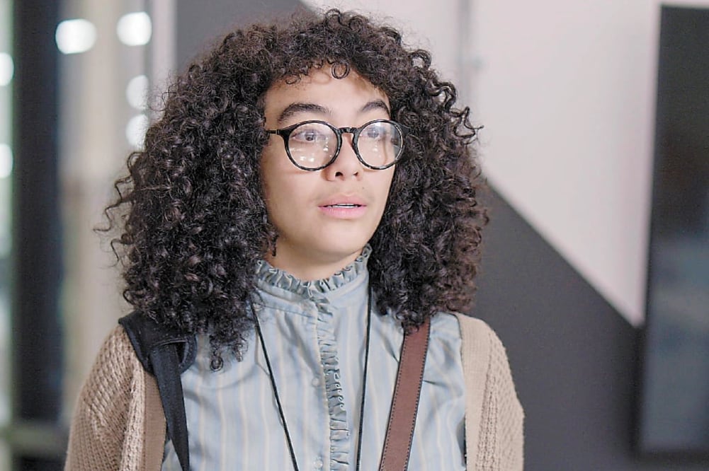 El personaje de Betty mantiene su cabello rizado tras su transformación estética en la serie. Foto/TELEMUNDO 