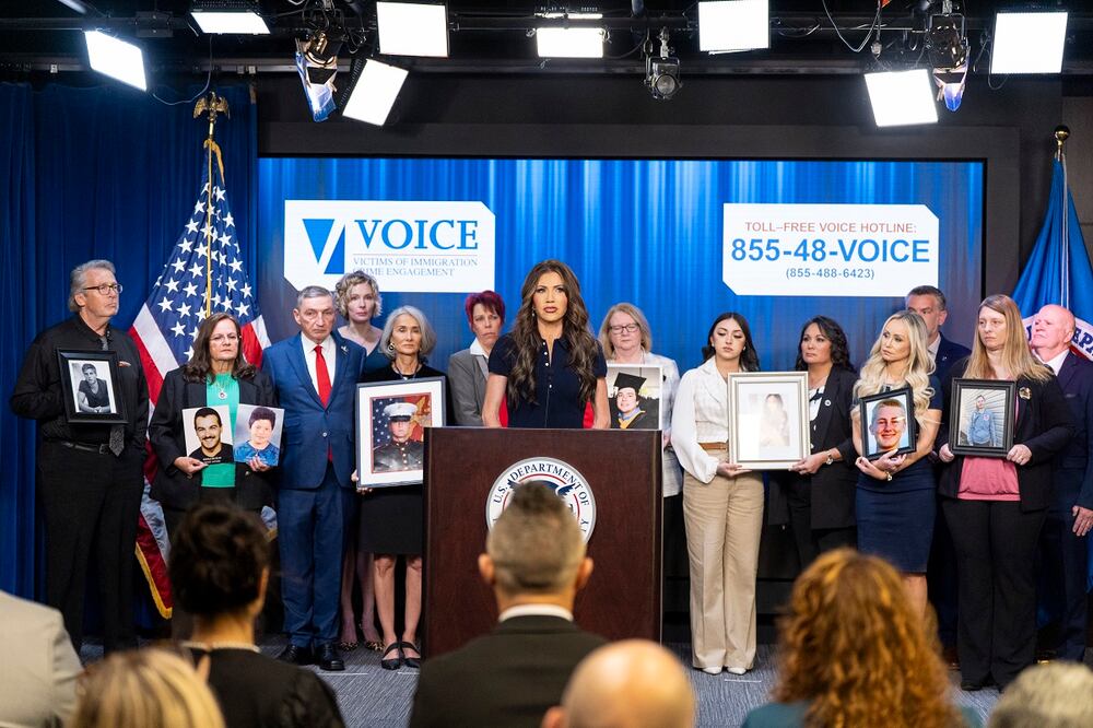 La secretaria de Seguridad Nacional, Kristi Noem, habla durante una conferencia de prensa para anunciar el relanzamiento de la oficina VOICE, Víctimas de Delitos Inmigratorios, acompañada por familiares de las víctimas, en la sede del Servicio de Inmigración y Control de Aduanas (ICE). Foto: AP