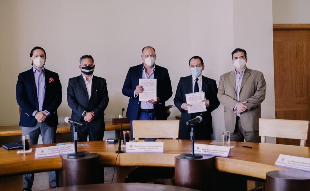 El secretario de Hacienda firmó un convenio de colaboración con Coparmex. Foto: Twitter @ArturoHerrera_G
