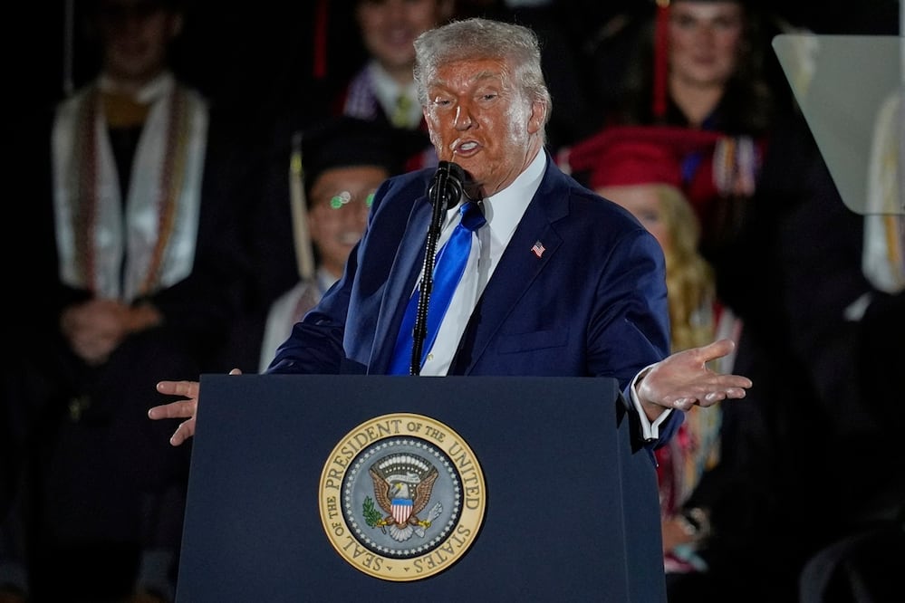 El presidente Donald Trump pronuncia un discurso de graduación en la Universidad de Alabama, en Tuscaloosa, Alabama. Foto: AP