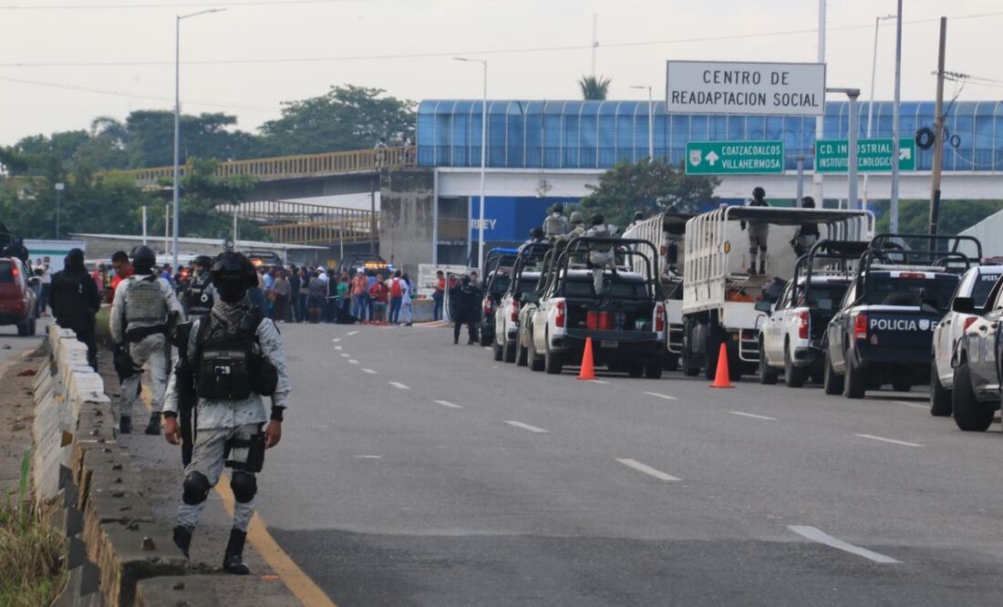 Alrededor de las cinco de la mañana, se reportó una intensa movilización policíaca a las afueras del reclusorio de Tabasco debido a un enfrentamiento. Foto: Especial