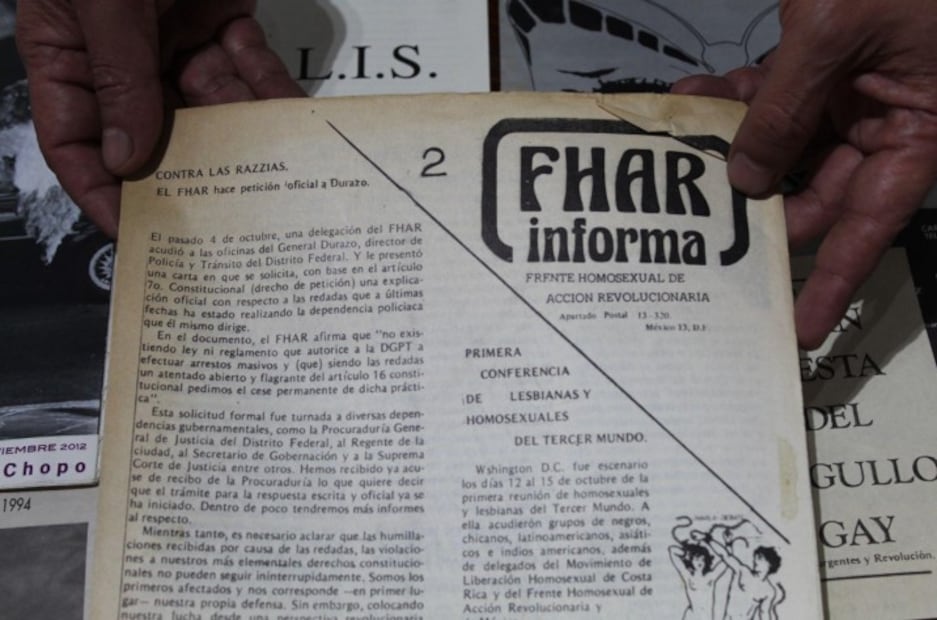 Página de FHAR informa, boletín del Frente Homosexual de Acción Revolucionaria, sobre las redadas policiales y la organización homosexual en México.  
Crédito: Eucalipto 20, cortesía de Salvador Irys.
