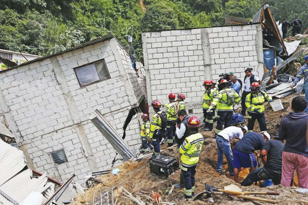 Rescatistas se llevan el cuerpo de una víctima del deslave del jueves en Santa Catarina Pinula, a las afueras de Ciudad de Guatemala (JOSUE DECAVELE. REUTERS)