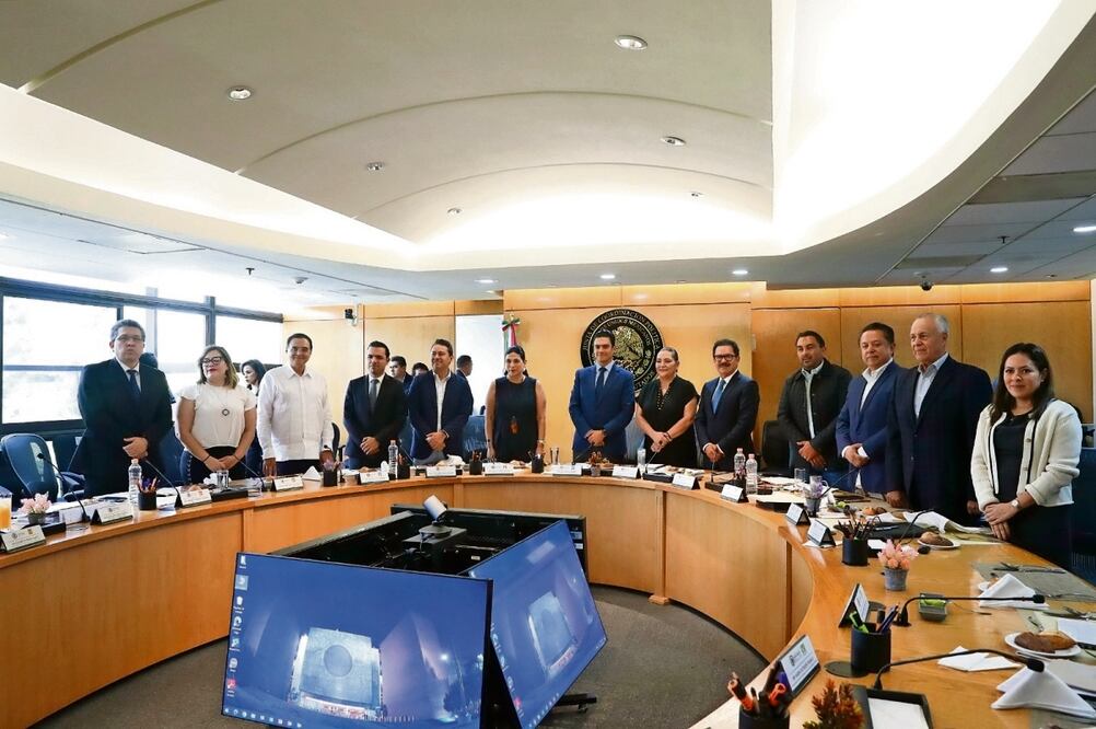 La consejera presidenta del Instituto Nacional Electoral se reunió con los coordinadores de las bancadas. En el encuentro privado, los legisladores solicitaron modificar el acuerdo del Consejo General del INE que emite los lineamientos para la elección consecutiva para senadurías y diputaciones federales. Foto: Especial