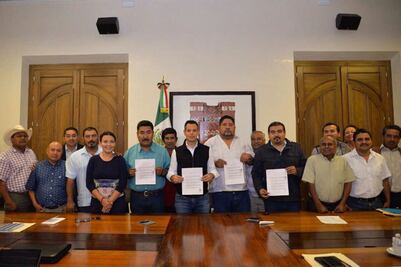 Tras violencia, firman acuerdo de paz en Puerto Escondido