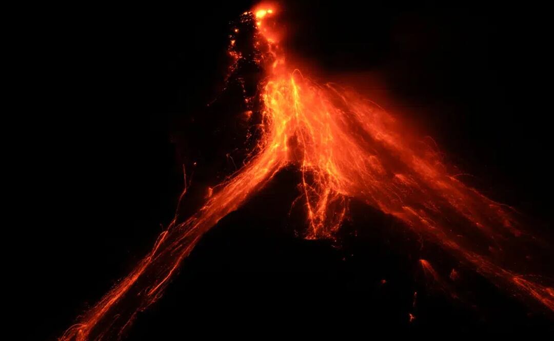 Ríos de lava descienden por las laderas del volcán Mayón, visto desde la localidad de Daraga, en la provincia de Albay, en el noreste de Filipinas. Foto: AP