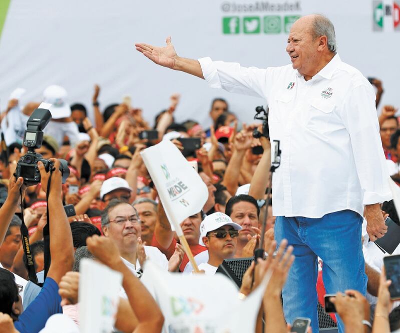 Después de que un juez federal le negó a Carlos Romero Deschamps una suspensión definitiva contra el bloqueo de sus cuentas bancarias, surgió la versión de que el exfuncionario habría salido del país. Foto/ARCHIVO EL UNIVERSAL