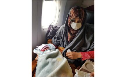 Mujer afgana da a luz a su bebé "Eva" en un vuelo de evacuación a Reino Unido