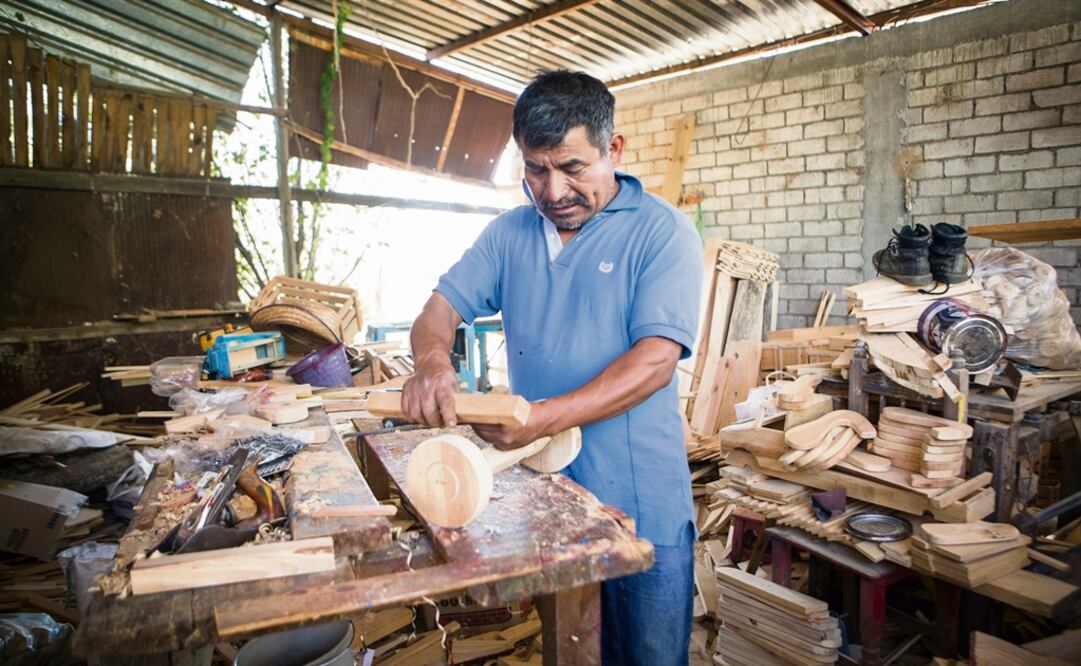Two decades ago, the wooden products were made out of strawberry tree, a type of wood that is very appreciated for its quality - Photo: Mario Arturo Martínez/EL UNIVERSAL