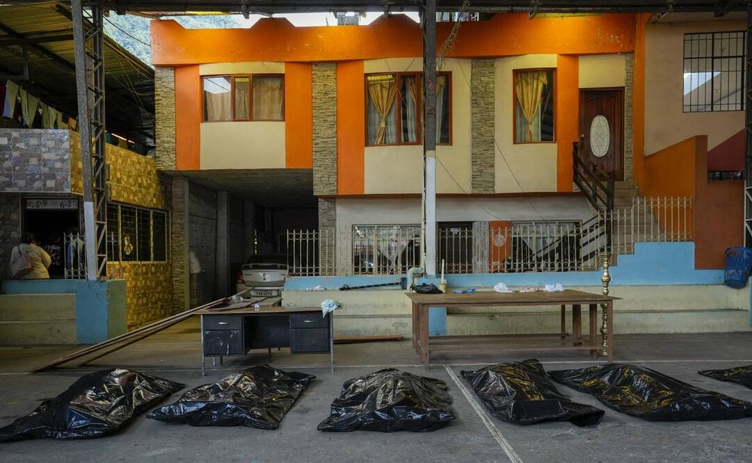 Cuerpos de varias víctimas en bolsas tras los deslizamientos de tierra en El Placer, Ecuador. Foto:AP