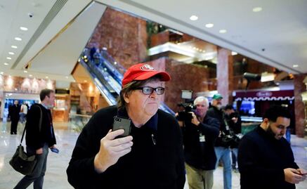 Michael Moore intenta hablar con Donald Trump