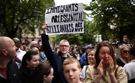 FOTOS: Miles marchan contra el racismo en Belfast; condenan ataques a inmigrantes tras apuñalamiento