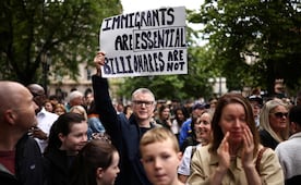 Miles marchan contra el racismo en Belfast; condenan ataques a inmigrantes tras apuñalamiento