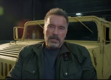 Video: Arnold Schwarzenegger pone "manos a la obra" y tapa bache en California