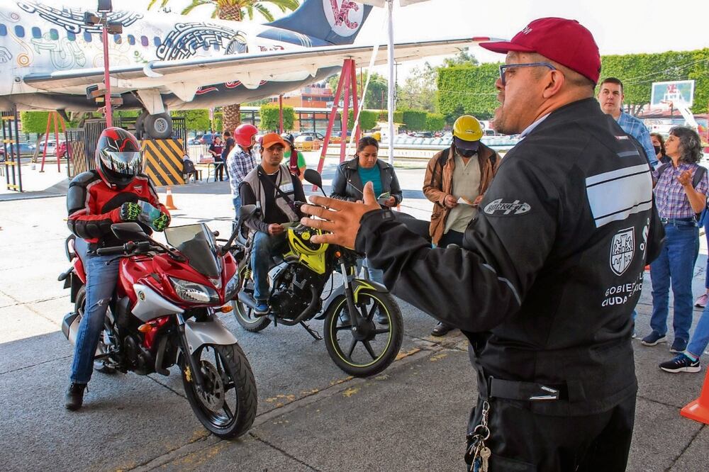 La Motoescuela de la Ciudad de México ha dado clases de manera teórica y práctica a mil 301 hombres y 261 mujeres que circulan en ese medio de transporte. Foto: Especial