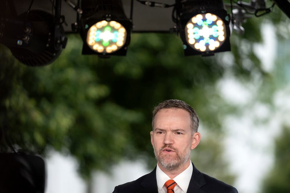 El Representante Comercial de EU, Jamieson Greer, habla durante una entrevista televisiva en la Casa Blanca, el viernes 1 de agosto de 2025, en Washington. Foto: AP
