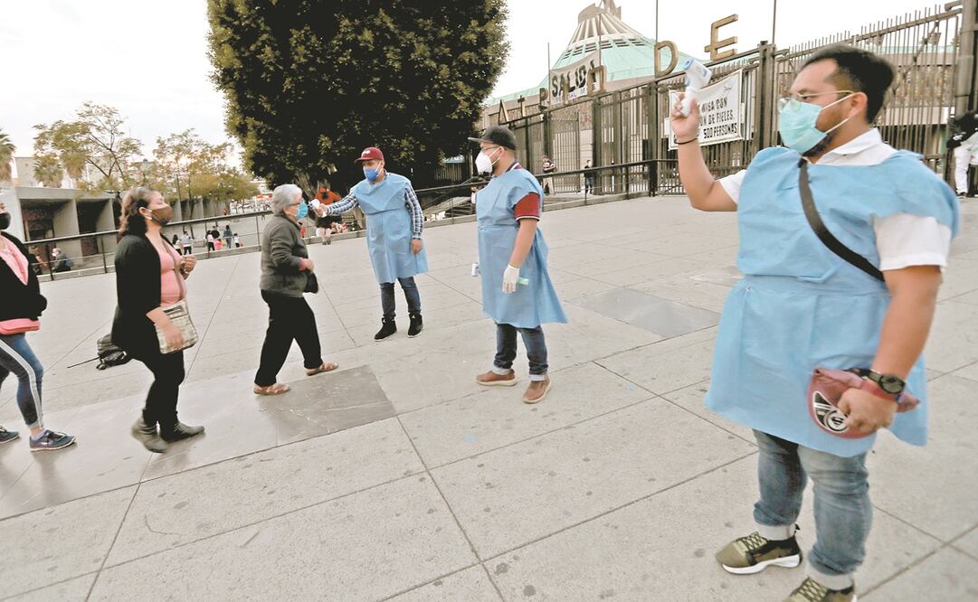 Cerca de 22 mil personas pasaron ayer por el filtro sanitario ubicado en la entrada principal del atrio de la Basílica. Foto: Juan Boites. EL UNIVERSAL