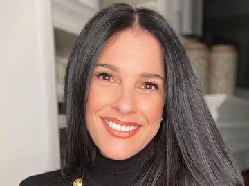 El look de Martha Debayle con un top en escote hexagonal y maxi falda