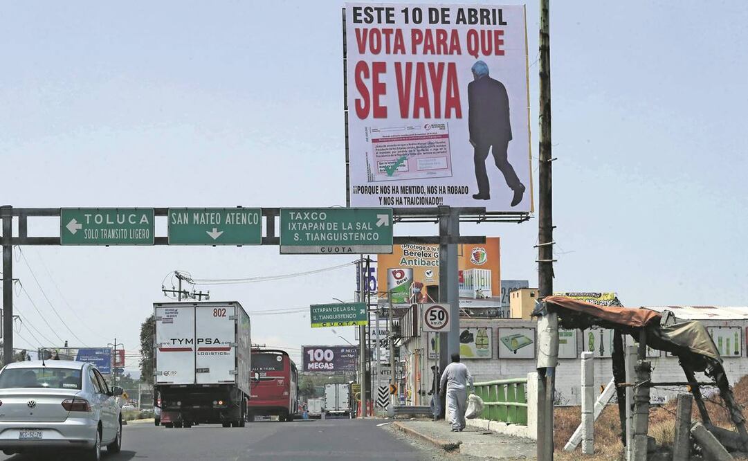 Sobre la autopista de Lerma rumbo a Toluca aparecieron espectaculares en los que se ve a López Obrador de espaldas y piden votar para que deje el cargo. Foto: Jorge Alvarado/ EL UNIVERSAL.