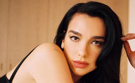 Dua Lipa luce conjunto con falda que acentúa la cintura