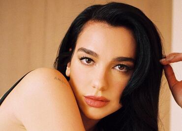 Dua Lipa luce conjunto con falda que acentúa la cintura