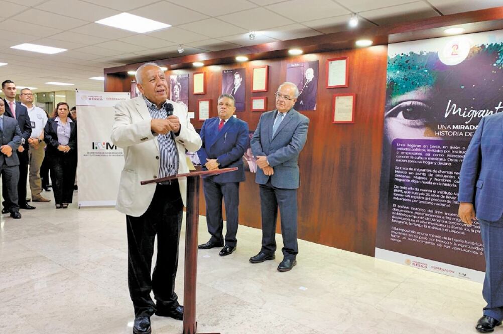 Francisco Garduño, titular del INM, encabezó la inauguración de la muestra fotográfica Migrantes. Foto/TOMADA DE TWITTER