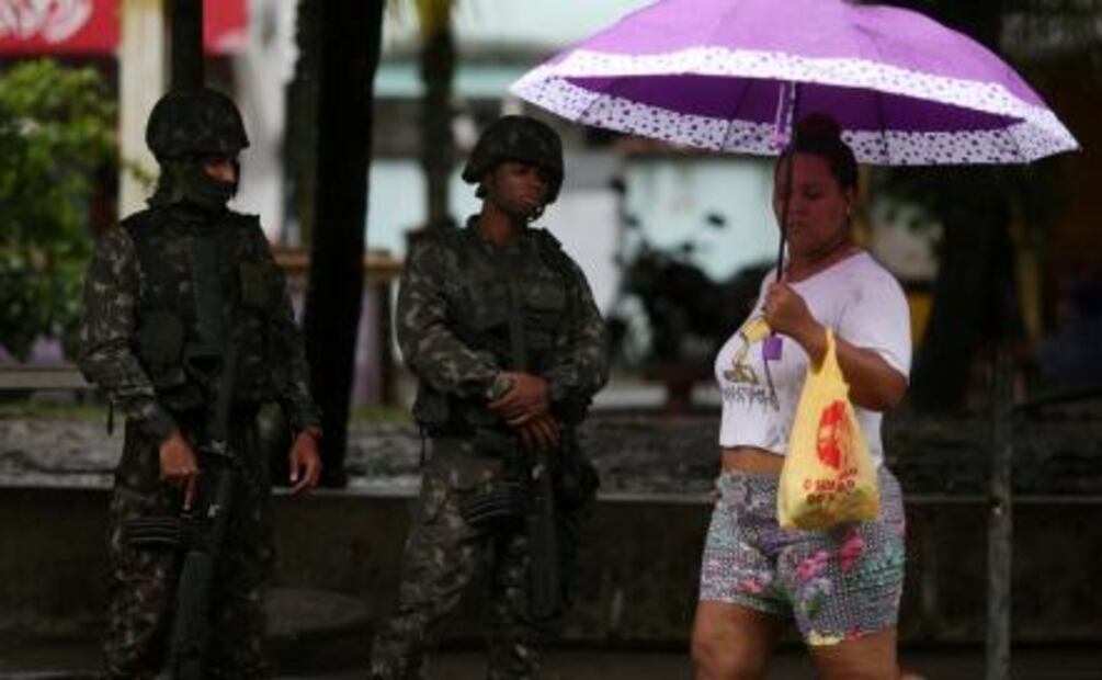 Soldados regalan flores a mujeres de favela en Río de Janeiro
