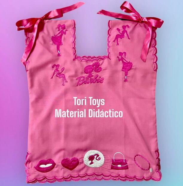 La diseñadora Astrid Ceballos creó el diseño de hipil inspirado en Barbie que se ha viralizado en Internet. / Foto: Tomada de Facebook Tiri Toys Material Didáctico. 