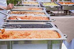 Bienestar gastará 83 mdp en comida para reuniones; hamburguesas, mole, pozole y taquizas en el menú