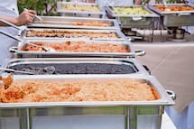 Bienestar gastará 83 mdp en comida para reuniones; hamburguesas, mole, pozole y taquizas en el menú