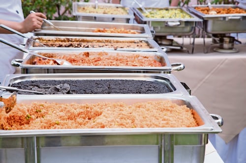 Bienestar gastará 83 mdp en comida para reuniones; hamburguesas, mole, pozole y taquizas en el menú