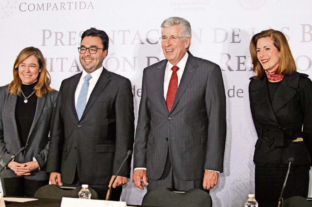 Sonia Dulá, de BofA Merrill Lynch; Gabriel Contreras, del IFT, y Gerardo Ruiz, de la SCT, al presentar la licitación de la Red Compartida, en enero pasado (ARCHIVO EL UNIVERSAL)