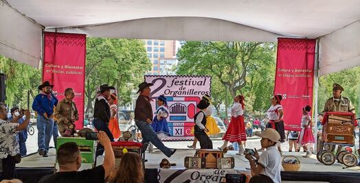 Organilleros festejan en la Alameda Central