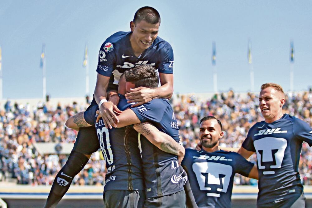 Nico Castillo es felicitado tras el gol de la victoria (ALEJANDRA SUÁREZ. IMAGO7)