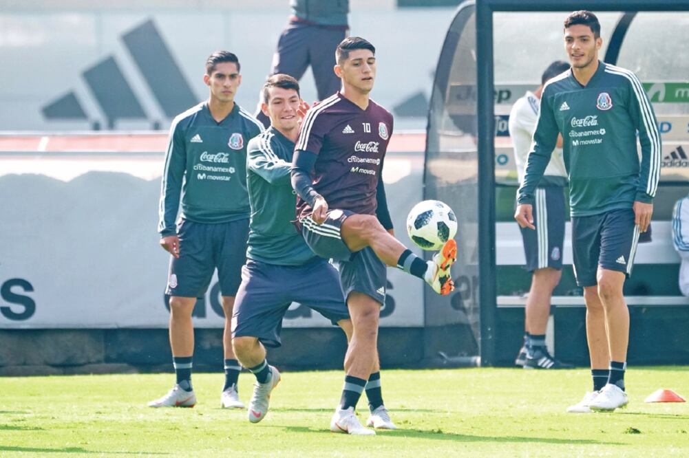 Raul Jiménez (der.) y Alan Pulido se perfilan para ocupar el eje del ataque del Tricolor en la era del técnico brasileño, Ricardo Ferretti. Foto: MAGO7