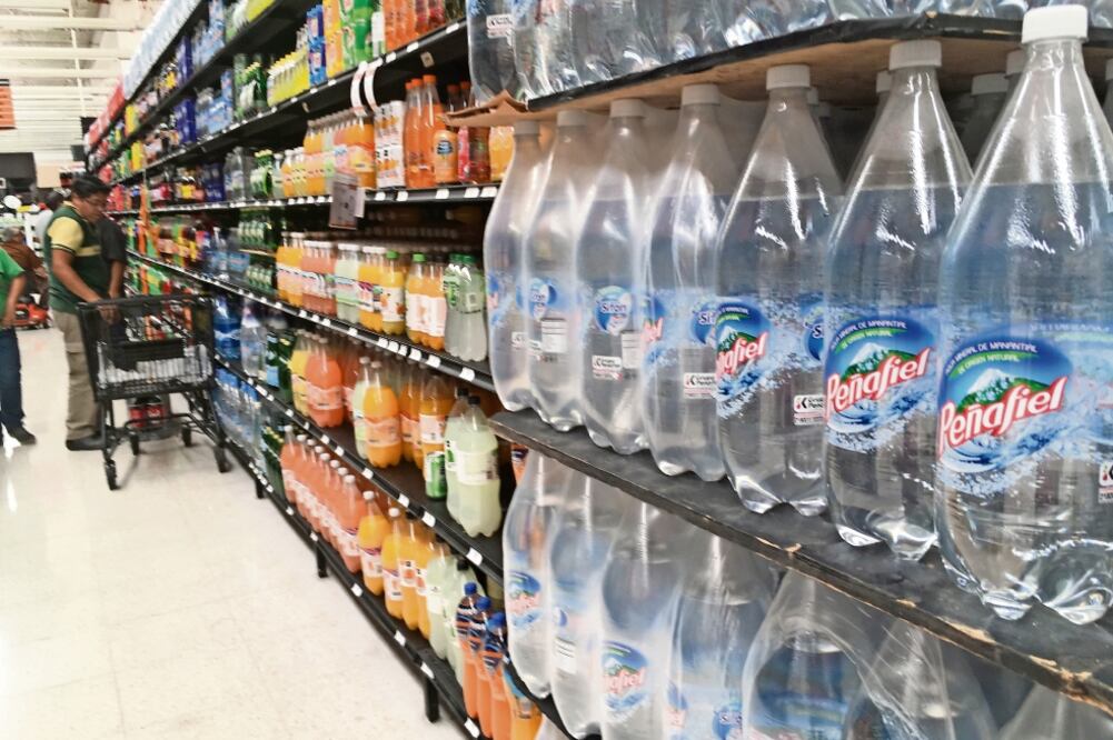 De acuerdo con la Procuraduría Federal del Consumidor, la embotelladora Peñafiel cuenta con tres días para responder el requerimiento de información para que explique sobre los reportes que señalaron la presencia de arsénico en las bebidas que fabrica. 