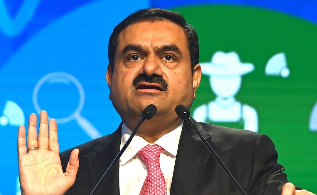 El presidente del conglomerado indio Adani Group, Gautam Adani, habla en el Congreso Mundial de Contadores en Mumbai. Foto: AFP
