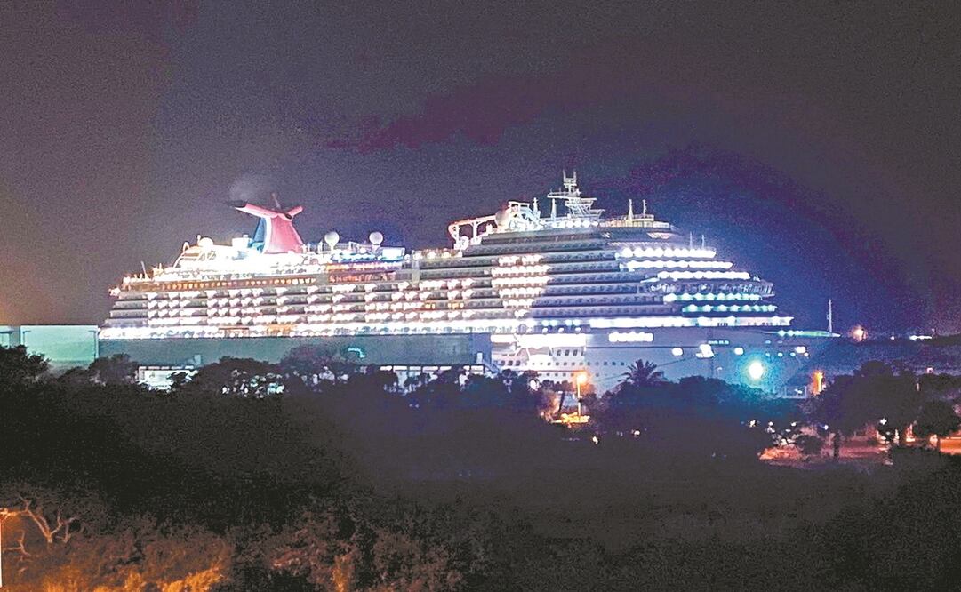 La compañía Carnival, que por el coronavirus tiene su flota parada, ilumina de noche sus barcos en EU y Australia para decir: “Volveremos". Foto: EFE