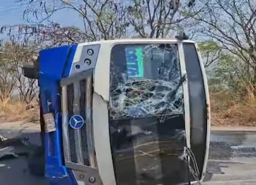 Tráiler se impacta contra autobús de estudiantes en Chiapas al intentar ganarle el paso; hay 20 lesionados