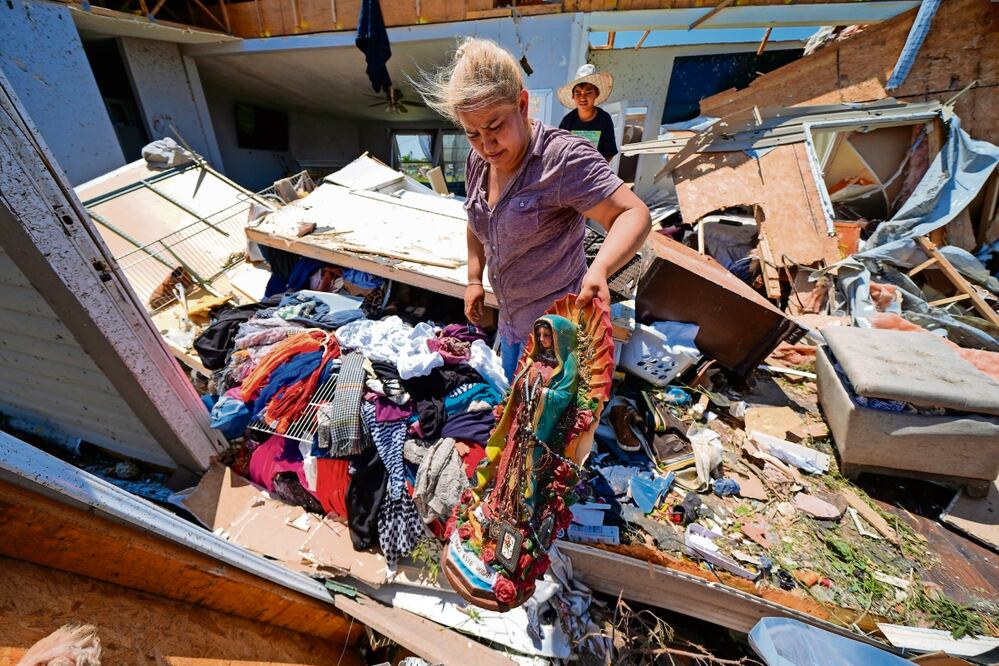 Juana Landeros rescata lo que puede, tras un tornado en Texas. Foto: Julio Cortez | AP