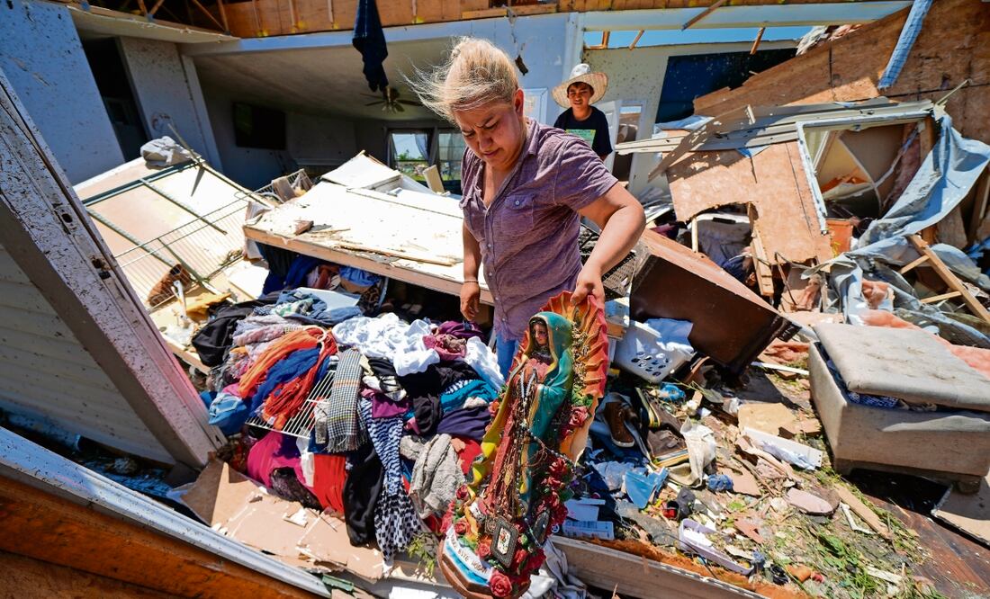 Juana Landeros rescata lo que puede, tras un tornado en Texas. Foto: Julio Cortez | AP