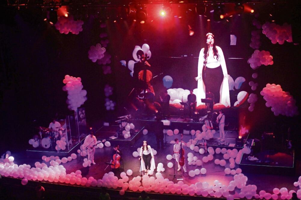 Rodeada de globos blancos, se presentó en el Teatro Metropólitan. (OCESA)