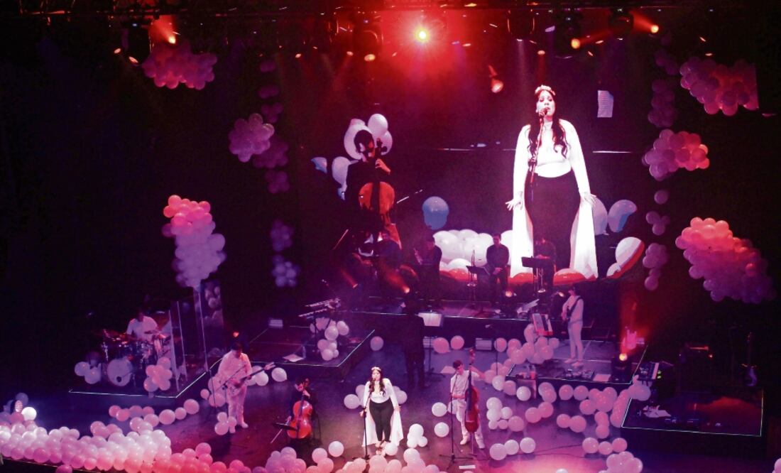 Rodeada de globos blancos, se presentó en el Teatro Metropólitan. (OCESA)
