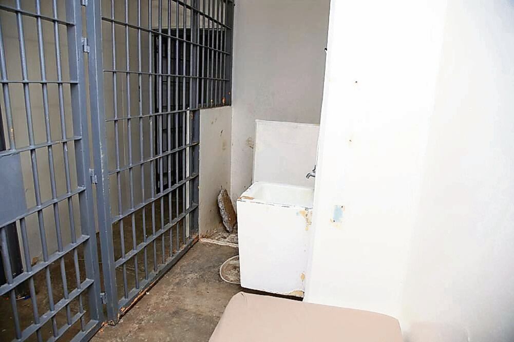 Por el perfil clínico criminológico y alta peligrosidad de Joaquín Guzmán Loera, el gobierno federal lo mantuvo recluido en la zona de tratamientos especiales en donde era vigilado las 24 horas del día con un circuito cerrado (ARCHIVO. EL UNIVERSAL)