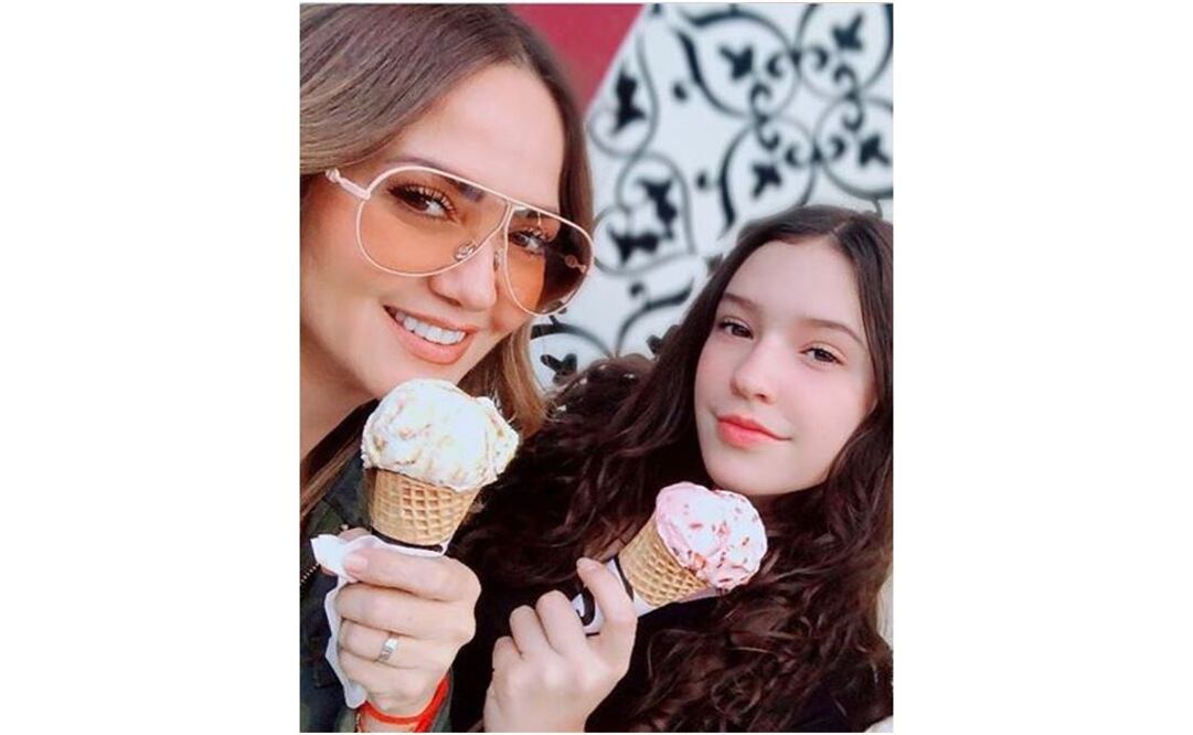 Andrea Legarreta y su hija Mía. Foto: Instagram