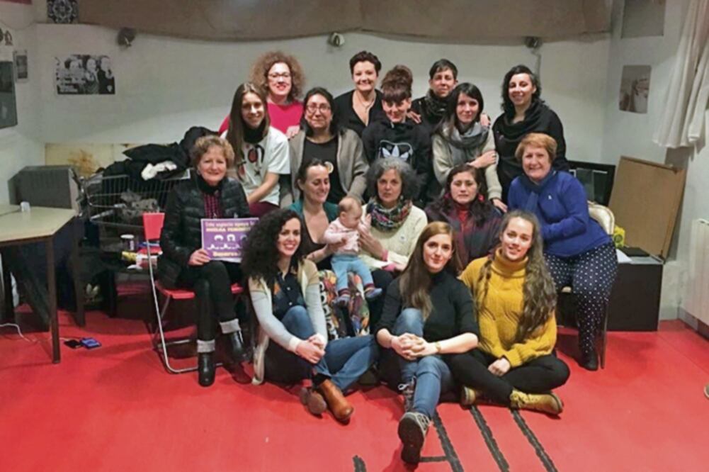 Mujeres integrantes de la Comisión que organiza una huelga feminista que tendrá lugar el 8 de marzo en España. (JERÓNIMO ANDREU. EL UNIVERSAL)