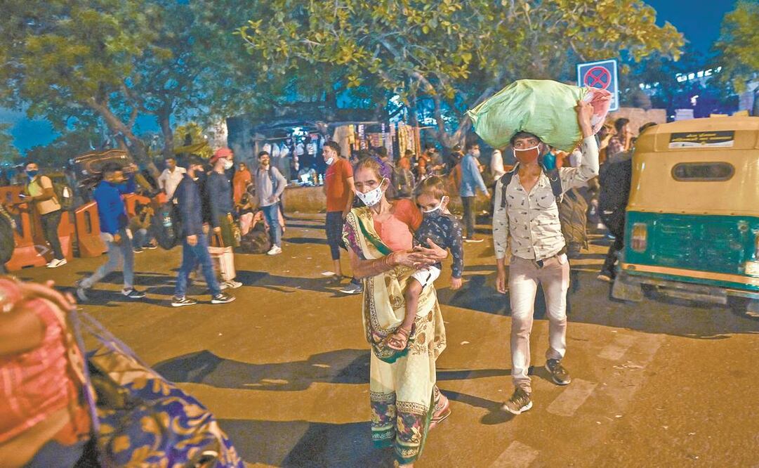 Cientos de personas en India volvieron a sus lugares de origen, tras el confinamiento en Nueva Delhi. Foto: Sajjad Hussain. AFP