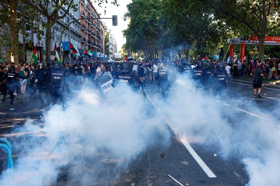 Los manifestantes propalestinos se enfrentaron con la policía en el Paseo del Prado. Al menos 22 oficiales resultaron lesionados. FOTO: RODRIGO JIMÉNEZ. EFE